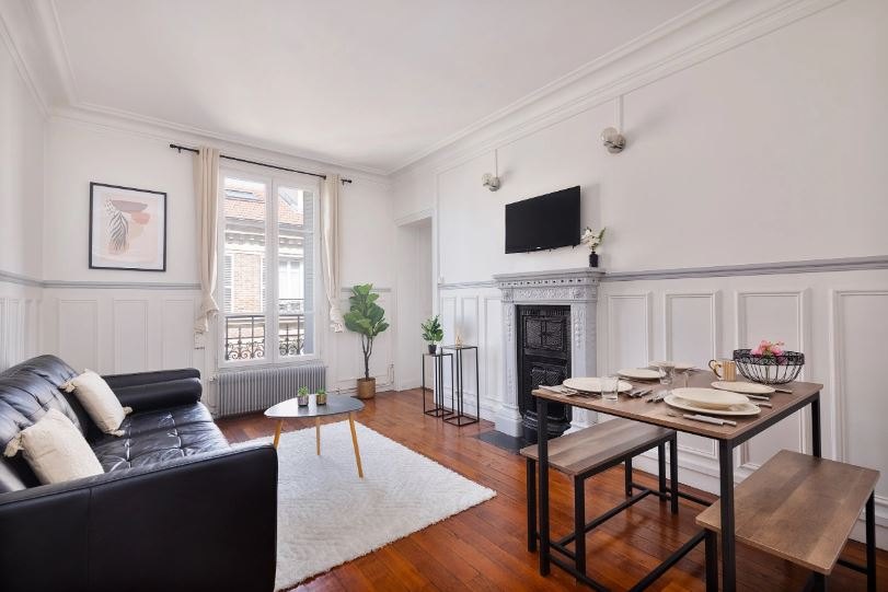 Salon d'un appartement Sakini Homes à Clichy